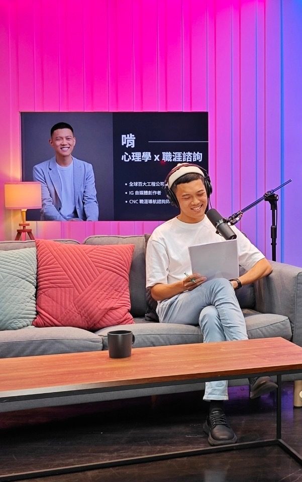 Ken 在 Podcast 錄音中