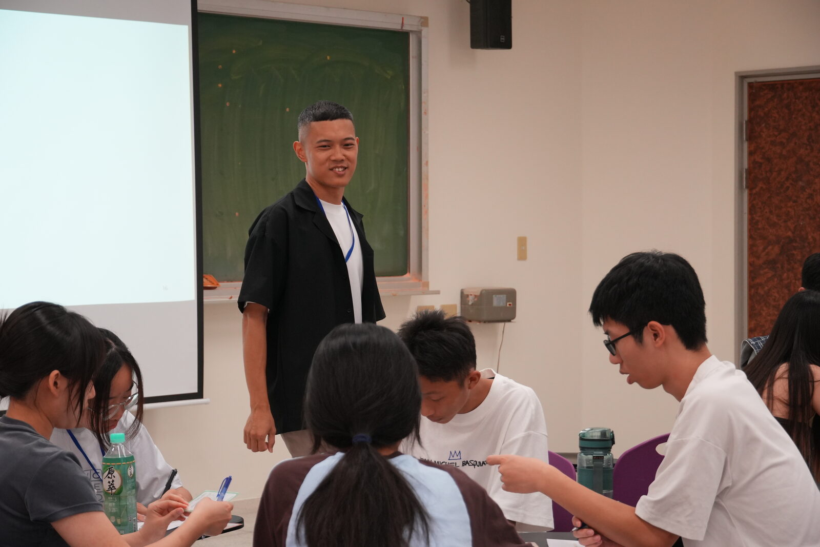 Ken 在 Lead for Taiwan 思辨沙盒營隊帶領天賦熱情工作坊，走進小組間與學員互動
