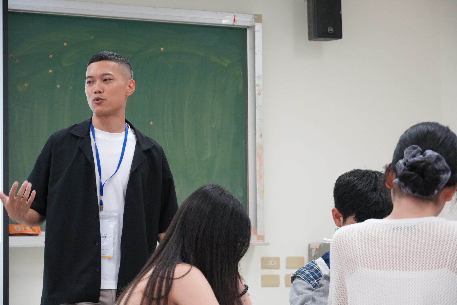 Ken 在工作坊現場講解卡牌活動