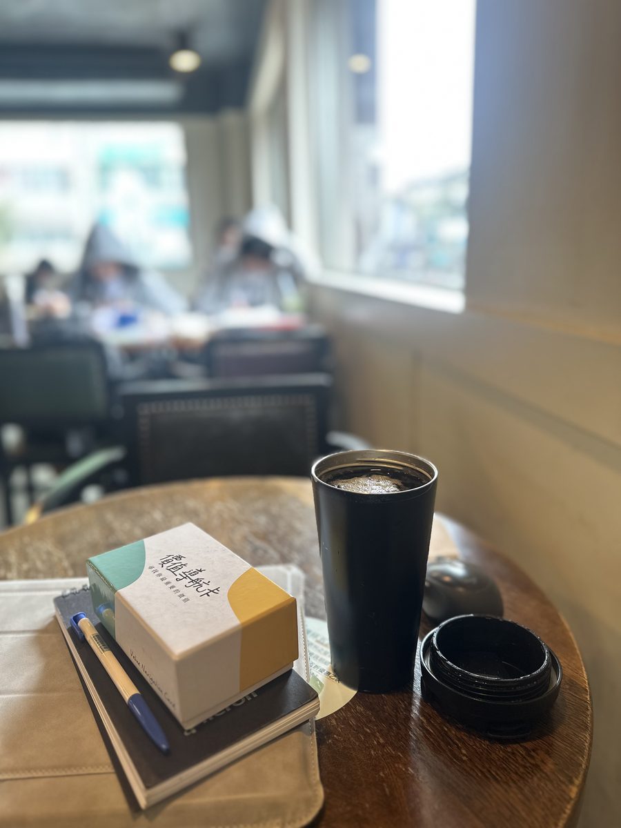 諮詢中的咖啡廳桌面